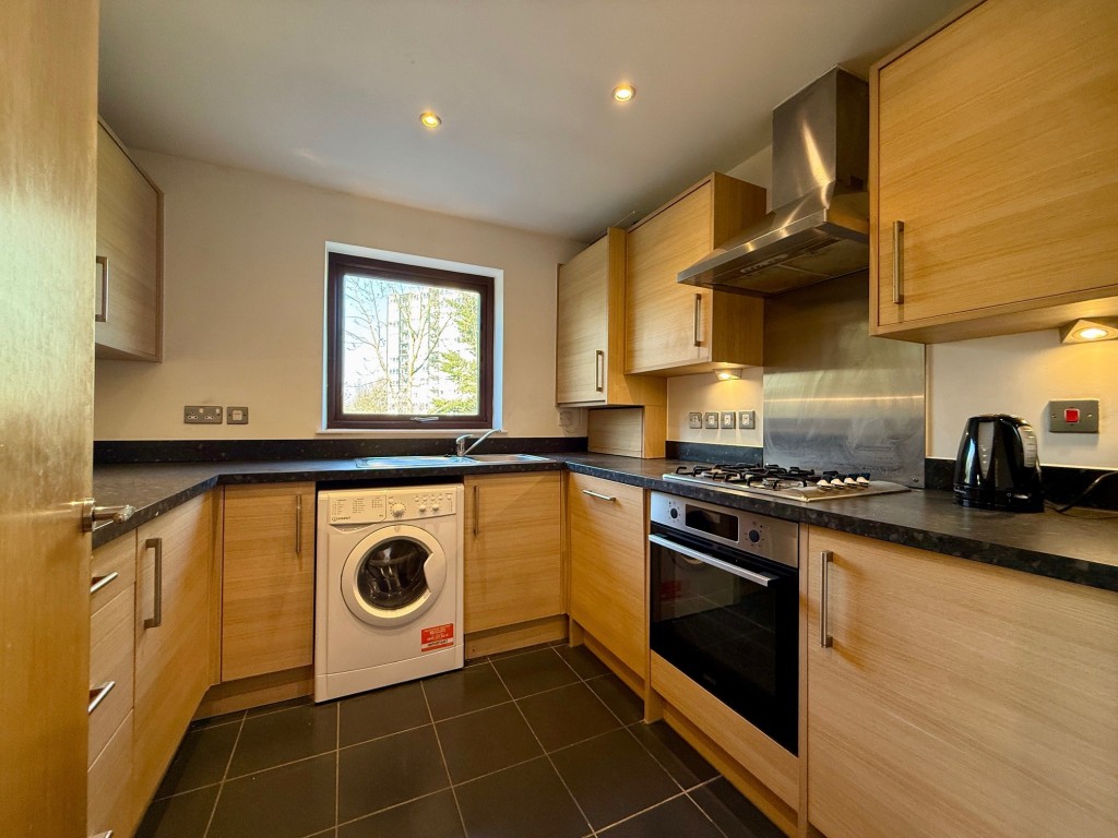 Lot: 105 - SECOND FLOOR FLAT WITH EN-SUITE TO MASTER BEDROOM - Fitted kitchen with oven and hob plus space for appliances